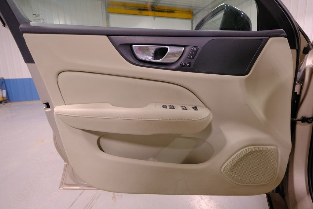 2024 Volvo S60 Plus Dark Theme