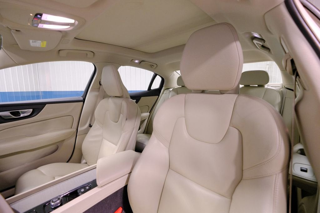 2024 Volvo S60 Plus Dark Theme