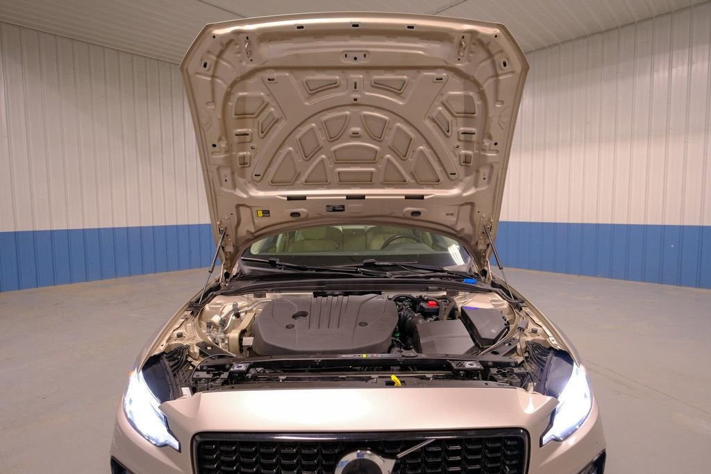 2024 Volvo S60 Plus Dark Theme