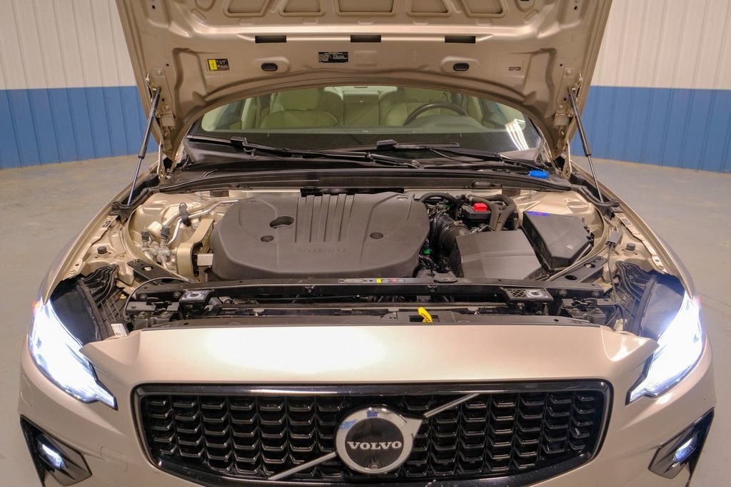 2024 Volvo S60 Plus Dark Theme